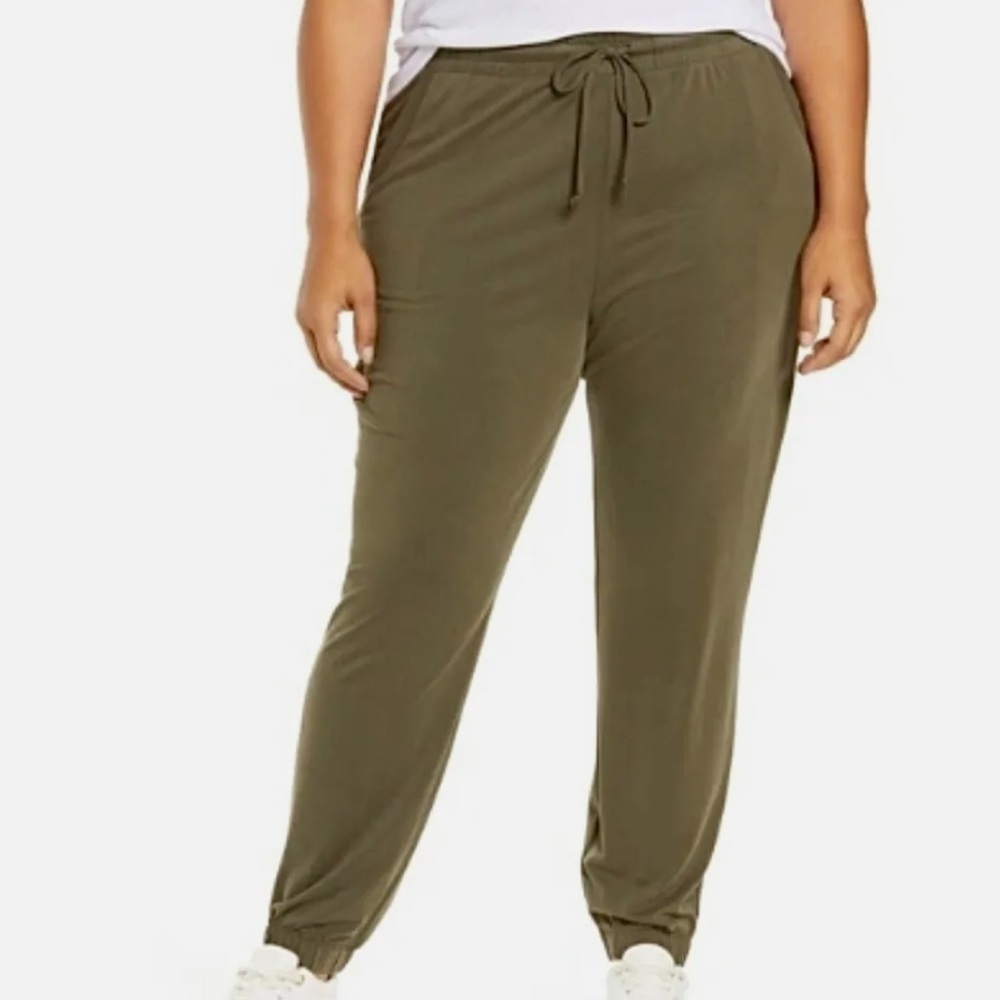 Treasure and Bond Soft Modal Jogger Sweatpants in Olive Sarma